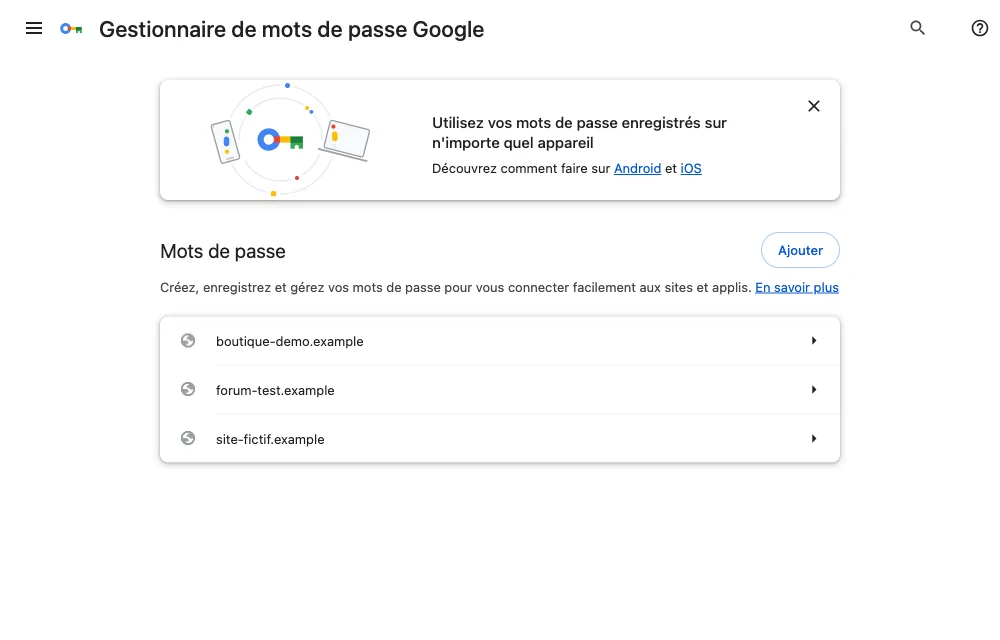 Liste du gestionnaire de mots de passe Chrome avec trois entrées factices : boutique-demo.example, forum-test.example et site-fictif.example, chacune avec une flèche pour ouvrir le détail.